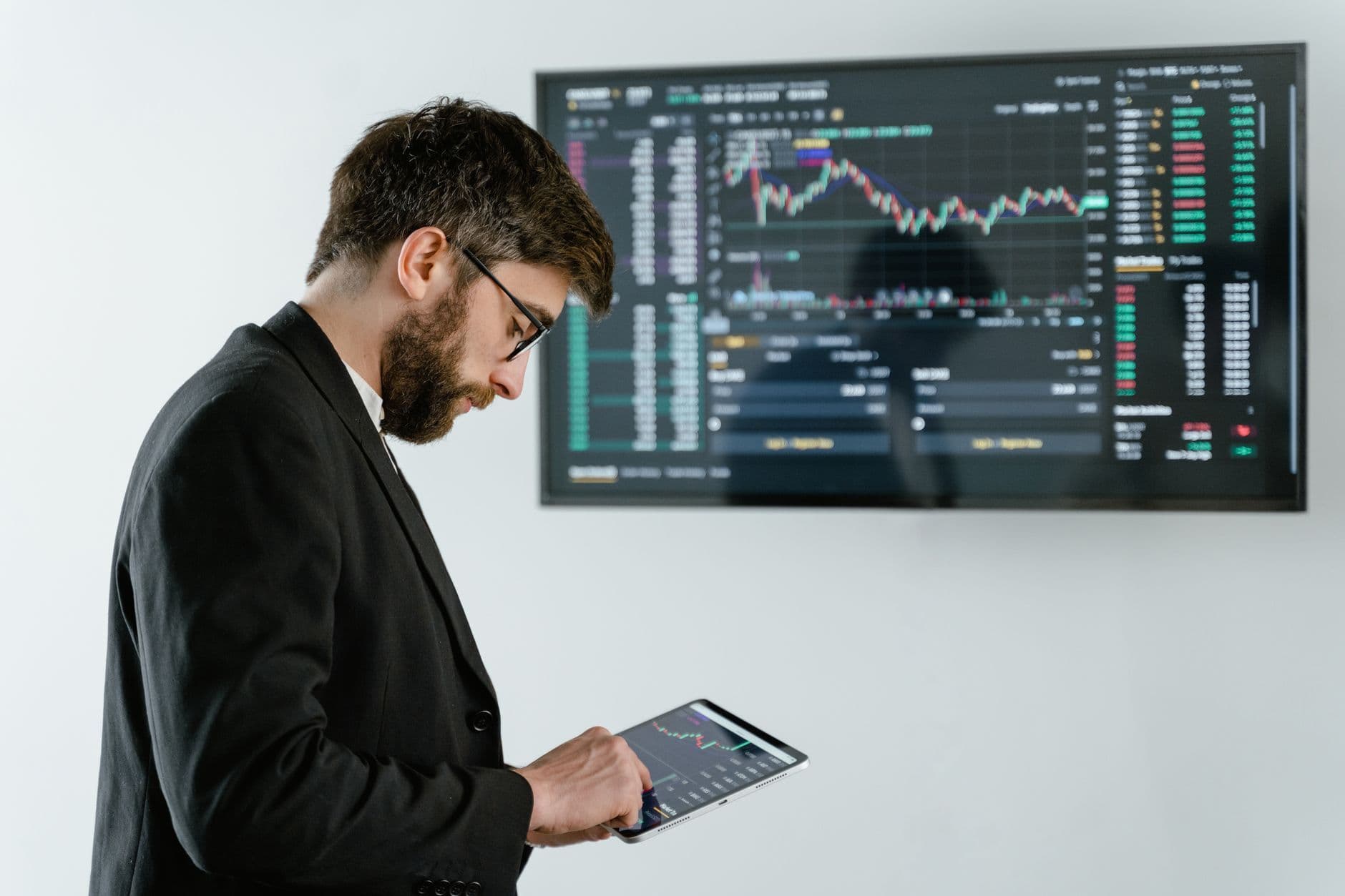 SIREN Token Crashes 95%: Whale Dumps 670M Tokens in Rug Pattern