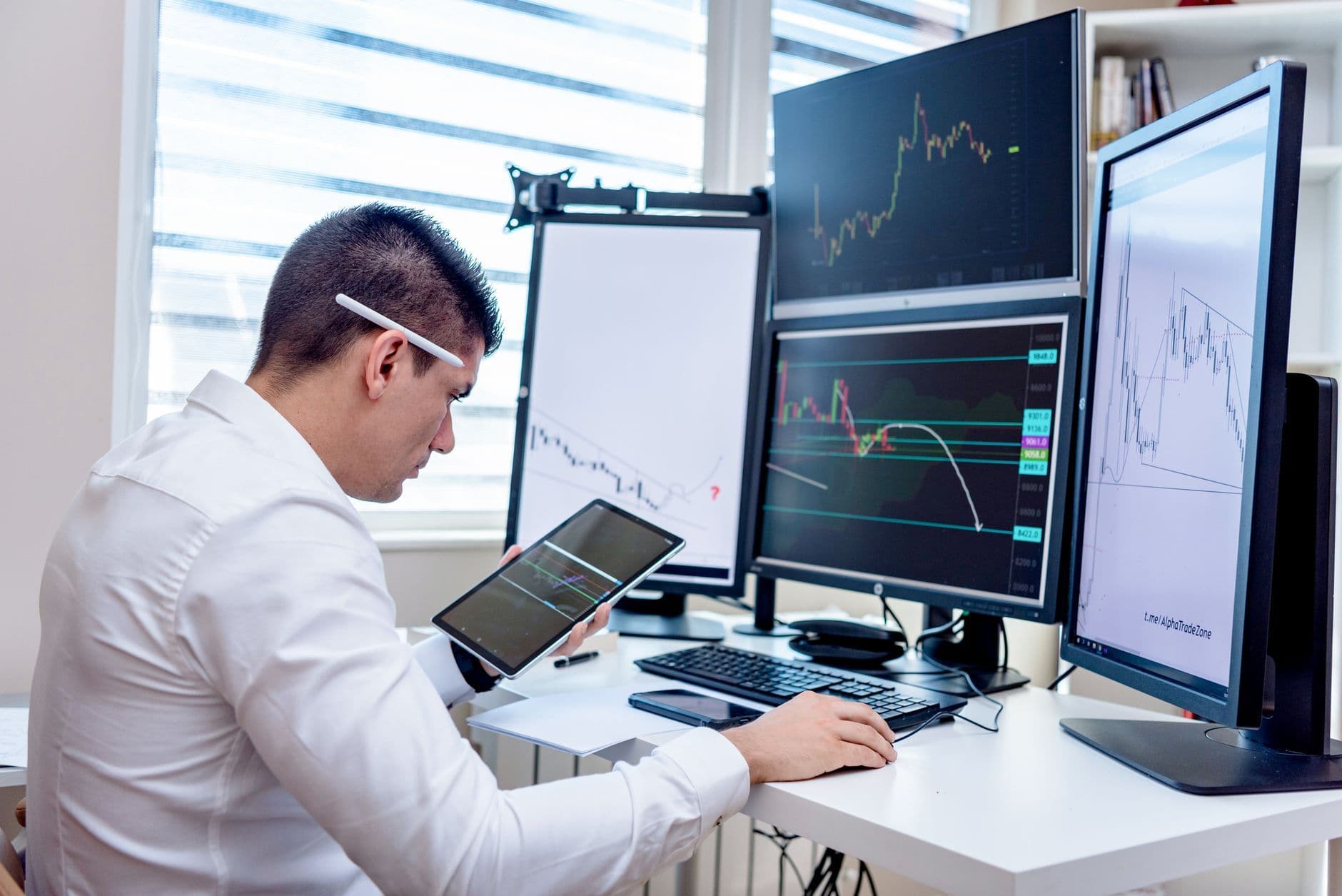 UNI 22% Surge Signals Altcoin Rotation as BTC Stalls at $66K