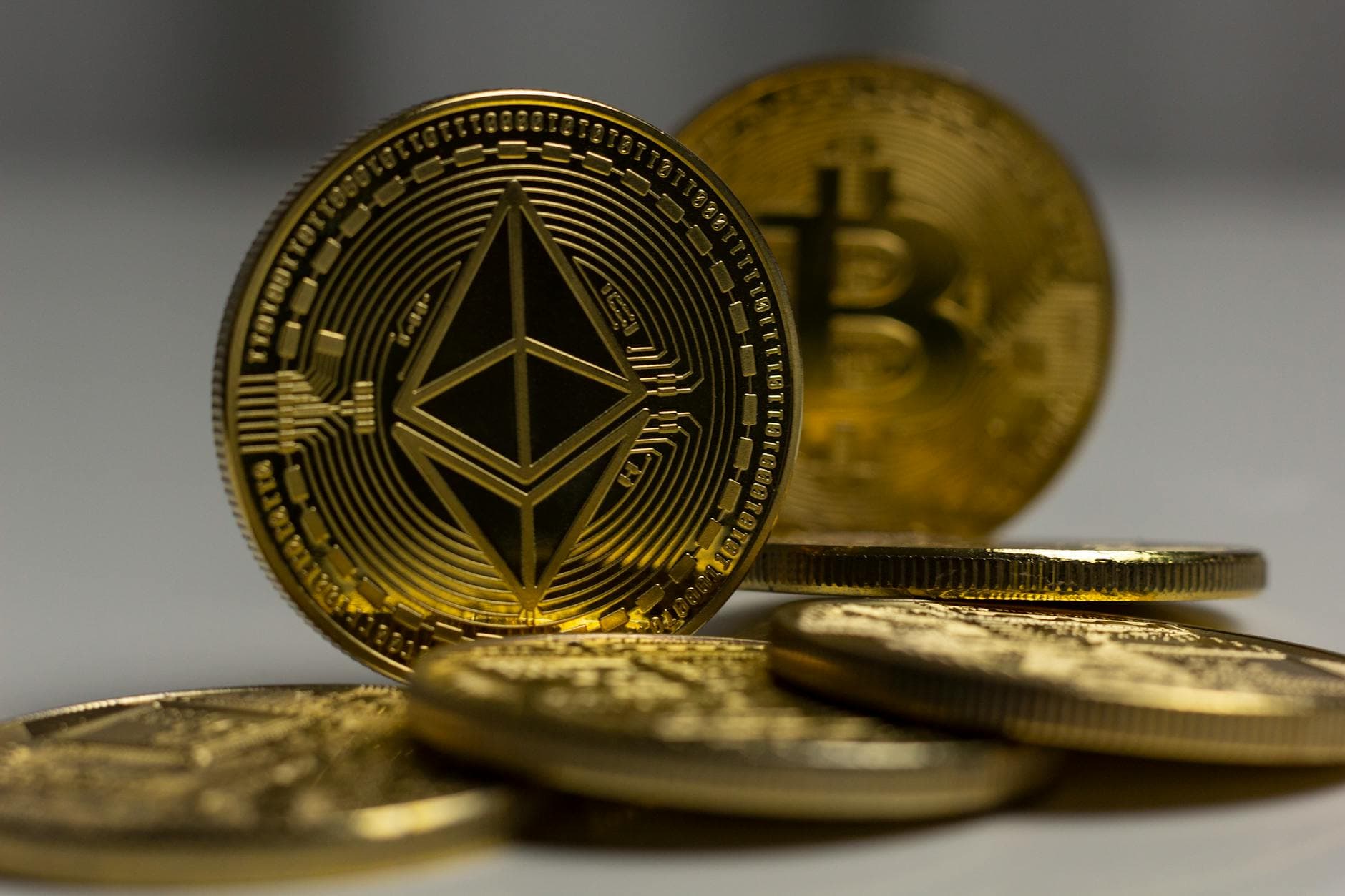 Tom Lee's BitMine Treasury Bet: Hyperliquid Over Ethereum Strategy Analyzed